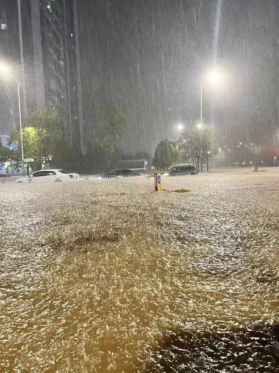 香港7日出現暴雨，導致多地淹水。 (微博)