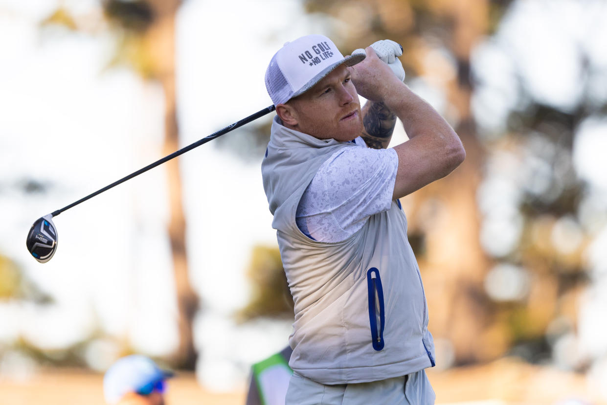 Canelo Álvarez juega su tiro en el décimo hoyo durante la segunda ronda del torneo de golf AT&T Pebble Beach Pro-Am, en el campo de golf Spyglass Hill. el 4 de febrero de 2022. (Bill Streicher-USA TODAY Sports))