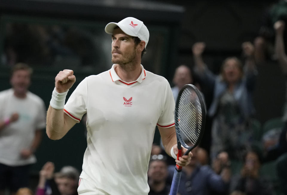 El británico Andy Murray celebra tras ganar su encuentro de primera ronda ante Nikoloz Basilashvili de Georgia el lunes 28 de junio del 2021. (AP Photo/Kirsty Wigglesworth)