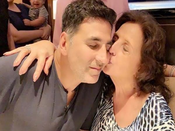 Akshay Kumar with his late mother Aruna Bhatia (Image source: Instagram)