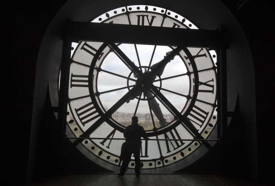 2014年10月16日，一名遊客站在奧賽博物館俯瞰巴黎。（圖／美聯社）