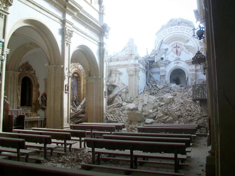 La iglesia de Santiago en Lorca, destruida tras el terremoto de 2011. <a href="https://commons.wikimedia.org/wiki/File:Hundimiento_de_la_iglesia_de_Santiago_tras_el_terremoto_de_Lorca.jpg" rel="nofollow noopener" target="_blank" data-ylk="slk:Antonio Periago / Wikimedia Commons;elm:context_link;itc:0;sec:content-canvas" class="link ">Antonio Periago / Wikimedia Commons</a>, <a href="http://creativecommons.org/licenses/by-sa/4.0/" rel="nofollow noopener" target="_blank" data-ylk="slk:CC BY-SA;elm:context_link;itc:0;sec:content-canvas" class="link ">CC BY-SA</a>