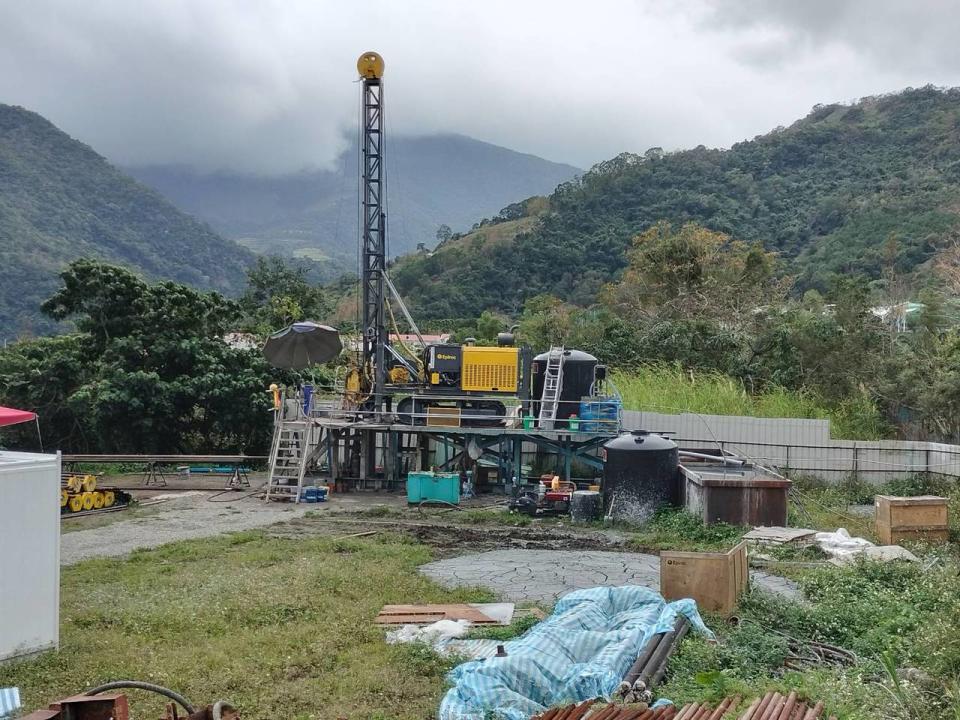 準總統賴清德提出啟動二次能源轉型，加速地熱、氫能、生質能和海洋能等再生能源，但專家認為可行性不高。圖為台東縣延平鄉紅葉地區地熱鑽探學術研究。圖／聯合報系資料照片