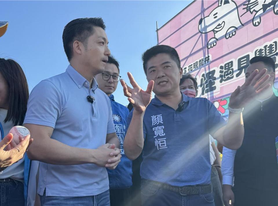 身為國民黨人氣王，台北市長蔣萬安（左）9日到台中為立委參選人輔選，首站與台中二選區立委參選人顏寬恒（右）合體前往花現龍井，大讚花海很美。（潘虹恩攝）