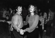 <p>Robin Williams se casó por primera vez en 1978, año en que selló su amor con Valerie Velardi. Aquí vemos al actor y a su esposa bailando en Studio 54, una de las discotecas de moda de la época en Nueva York. Se separaron en 1988 y el artista pasó por el altar en dos ocasiones más con Marsha Garces y Susan Schneider. (Foto: Robin Platzer / Getty Images)</p> 