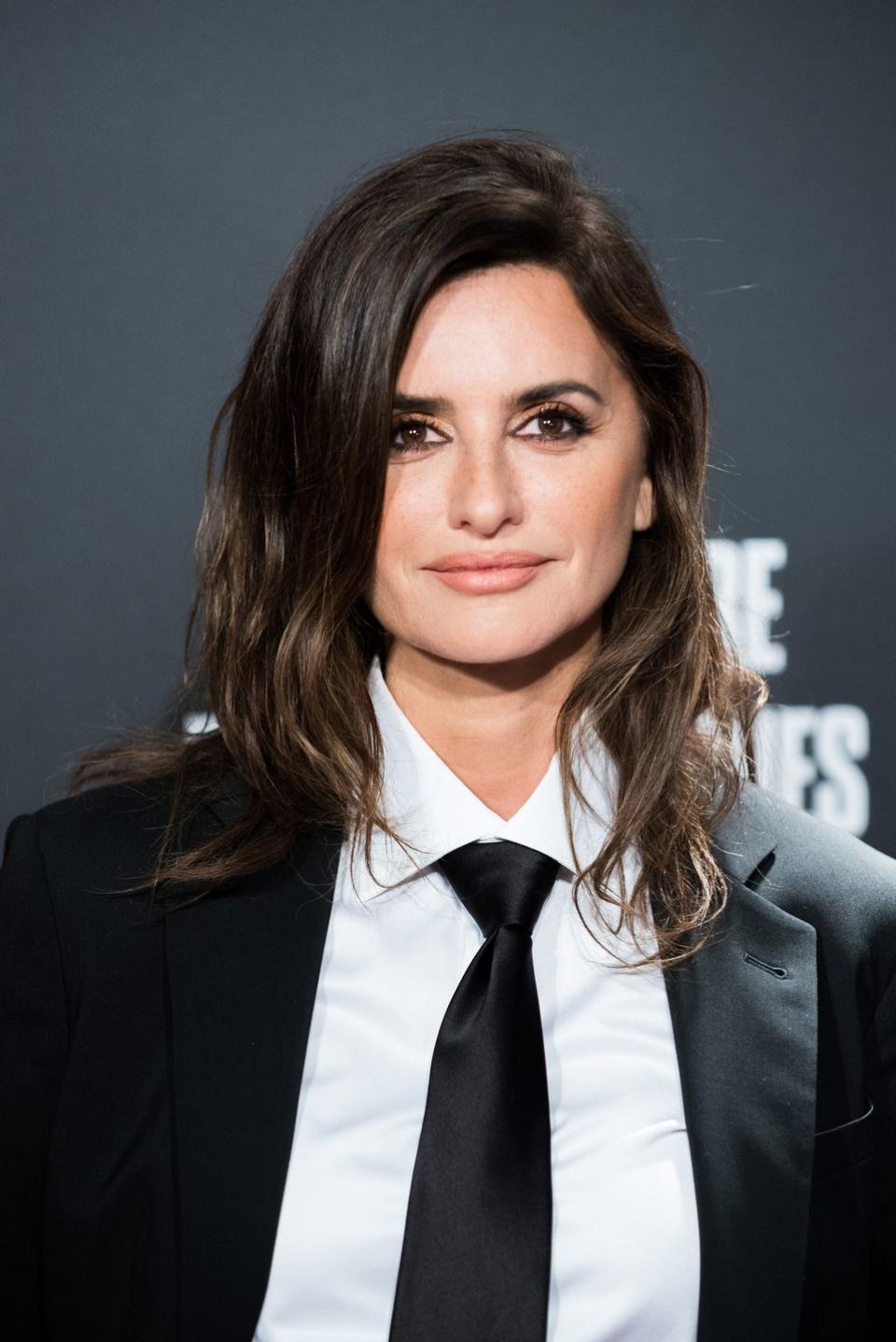 penelope cruz tiramisu blonde highlights