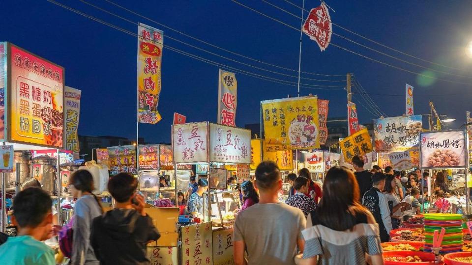 來自烏克蘭的一家四口逛夜市。（示意圖／shutterstock達志影像）