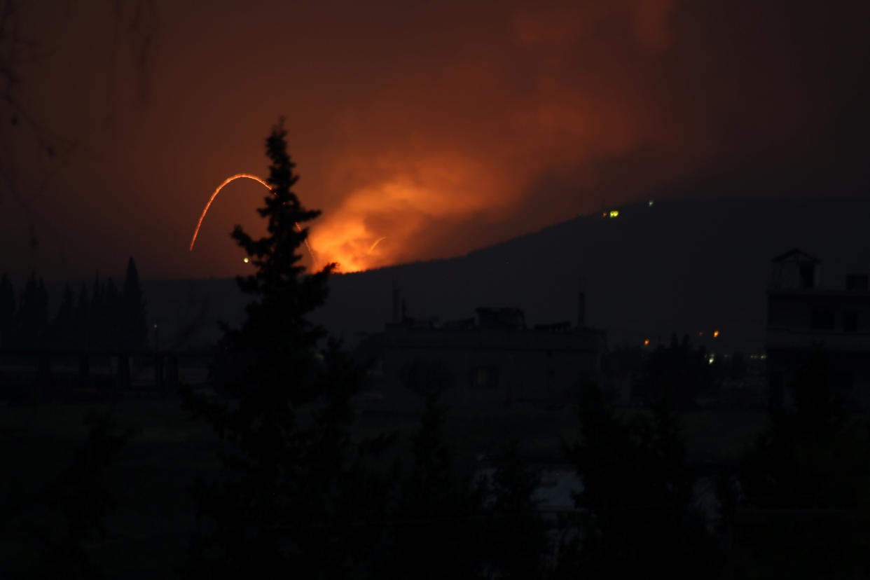 Explosionen nach dem Angriff bei Hama (Bild: Abody Ahfad Khaled via Reuters)