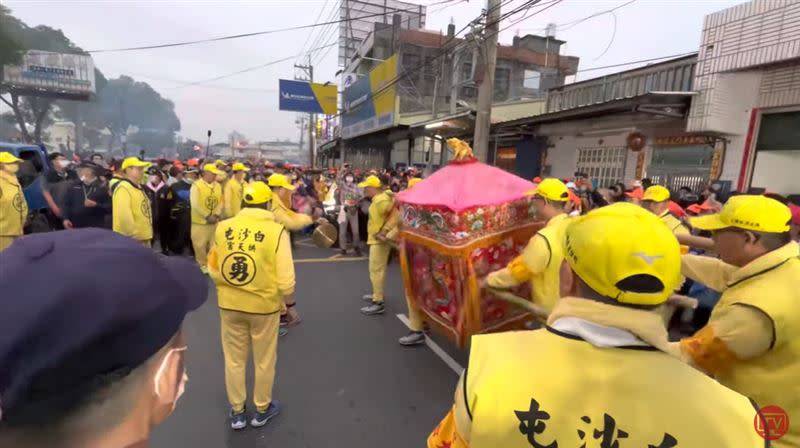 白沙屯媽祖行經社頭芭樂夜市停下，不斷晃動。（圖／翻攝自白沙屯媽祖網路電視台YouTube）