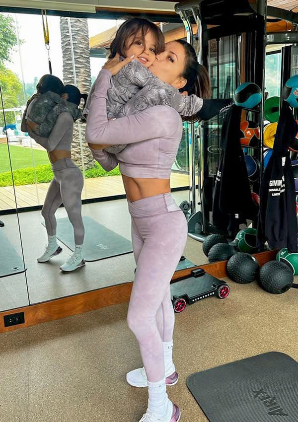 Eva Longoria con su hijo Santi en el gimnasio