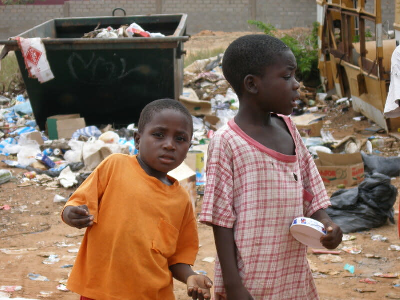 許多非洲的拾荒人員被迫處於塑膠汙染嚴重的環境，影響到該族群的身體健康。（Photo by wilsonbentos on Flickr under C.C. License）