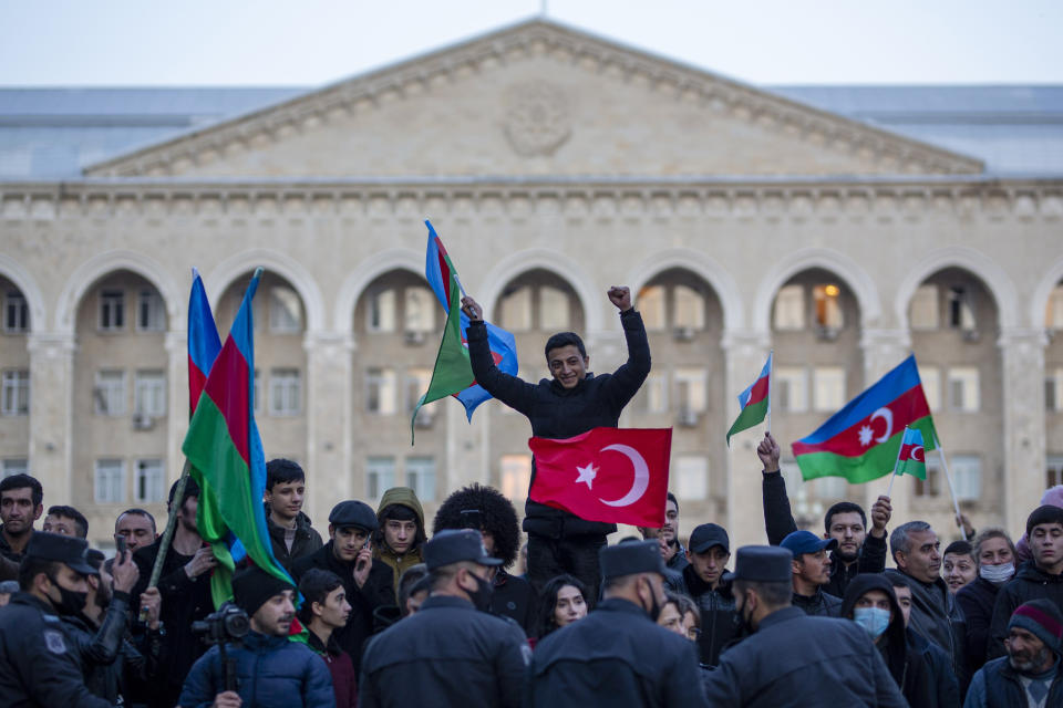 Siegesfeier im aserbaidschanischen Gandscha (Bild: Arif Hudaverdi Yaman/Anadolu Agency via Getty Images)