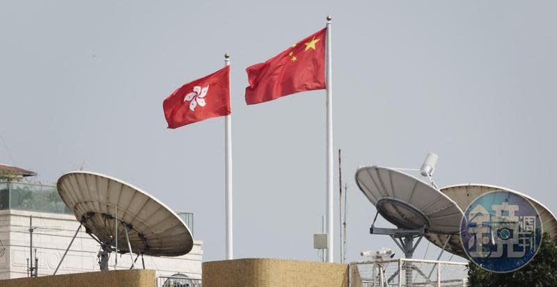 香港為強化港人愛國觀念，教育局發布公告，規定全港中小學和幼兒園須將國旗和國徽納入中小學教育。（示意圖，資料照）