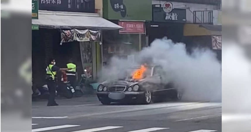 台中市鄭姓民眾開車載兒子上班途中，家中20年車齡的賓士老車，突然冒煙、隨即竄出火舌，父子倆見狀馬上奪門而出逃生。(圖／民眾提供)