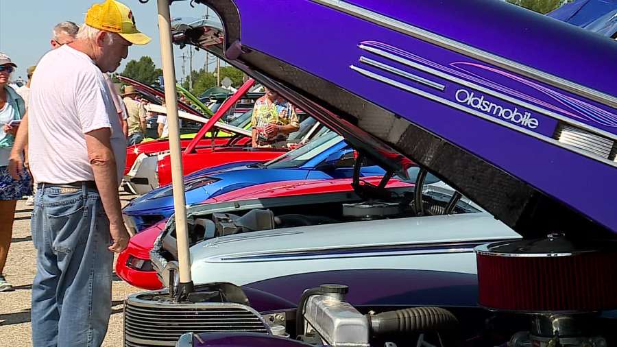 Car enthusiasts flock to 28th Street Metro Cruise