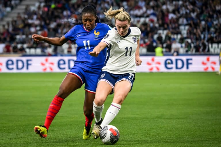 Kadidiatou Diani (à gauche), auteur du seul but des Françaises, à la lutte contre l'Anglaise Lauren Hemp lors du match de qualification pour l'Euro-2025 à Saint-Etienne mardi 4 juin 2024. (JEFF PACHOUD)