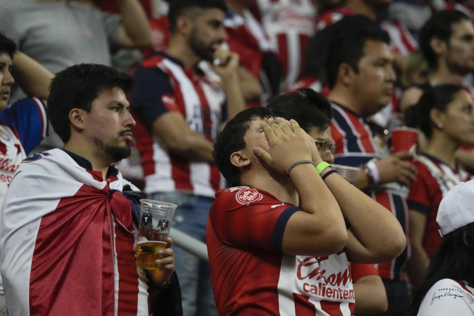 Los hinchas de Guadalajara reaccionan tras la derrota 3-2 ante Tigres en la final de la Liga MX, el domingo 28 de mayo de 2023, en Guadalajara. (AP Foto/Eduardo Verdugo)