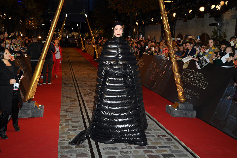 Im schwarzen Daunenoutfit kam Ezra Miller zur Filmpremiere in Paris. (Bild: Getty Images)