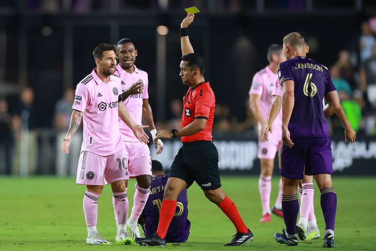 Lionel Messi y la protesta por la tarjeta amarilla en el clásico con Orlando City; el astro no perdió la voracidad en la competencia