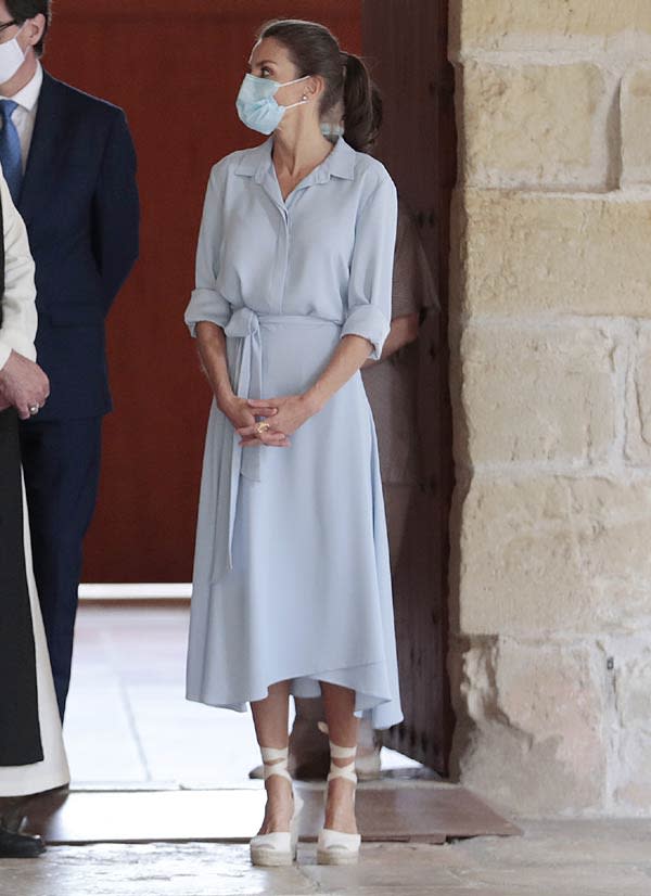 Reina Letizia con vestido camisero