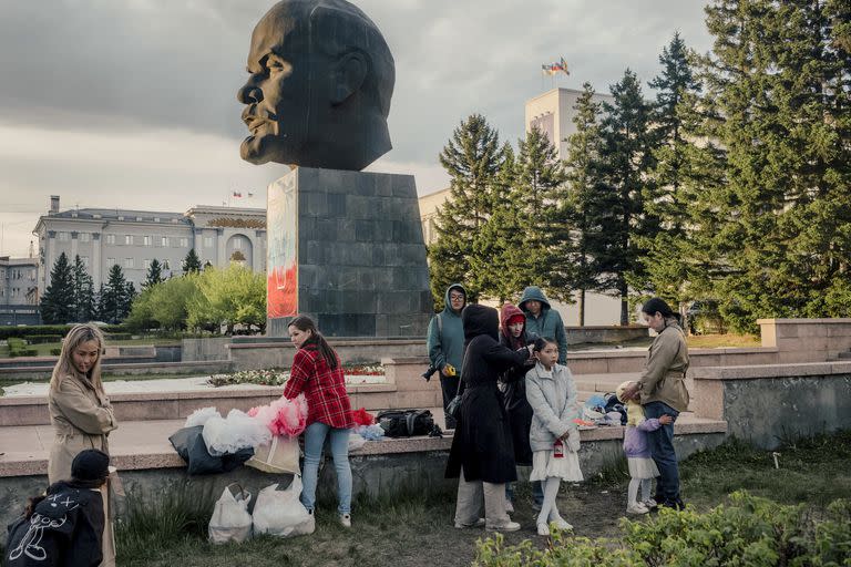 Un busto de la cabeza de Lenin en la plaza central de Ulan-Ude, cerca de la frontera con Mongolia, en Rusia, el 31 de mayo de 2023. El gobierno ruso ha estado pagando a los reclutas militares locales alrededor de 2500 dólares al mes, una suma enorme en una región donde un salario mensual de 500 dólares es más típico.