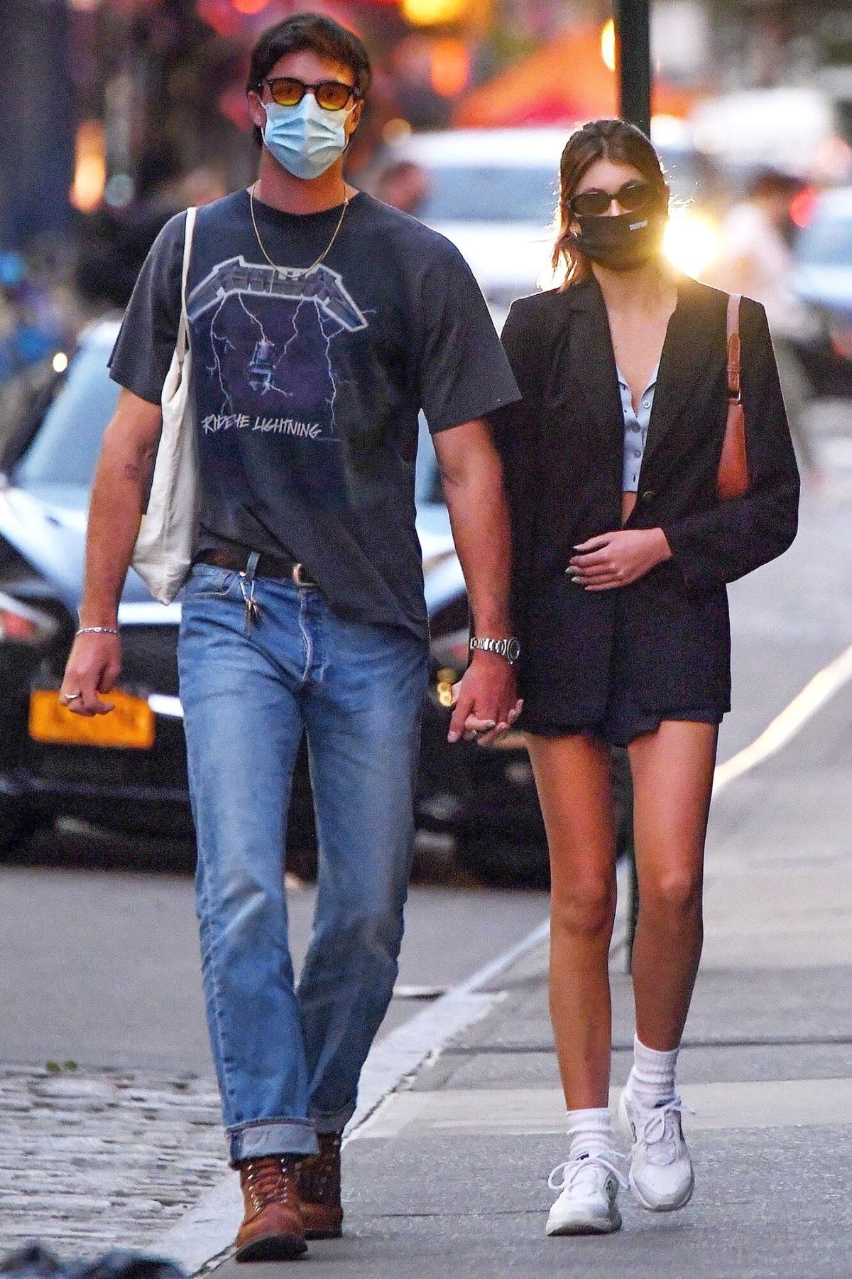 cara and harry holding hands