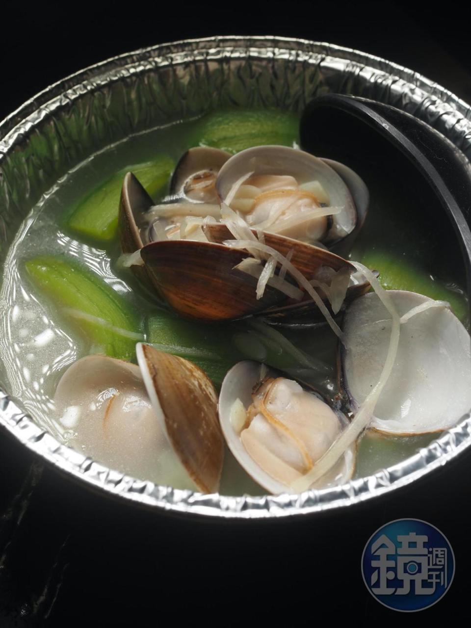 「台灣文蛤」不用鹽酸清洗外殼，鮮甜飽滿，和絲瓜一起烤很對味。（69元／包）