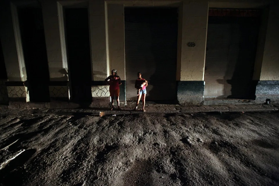 Archivfoto einer menschenleeren Straße während eines Stromausfalls in Havanna. | Bildquelle: https://es-us.deportes.yahoo.com/bajas-reservas-combustible-provocan-jornada-202934095.html © EFE/Alejandro Ernesto | Bilder sind in der Regel urheberrechtlich geschützt