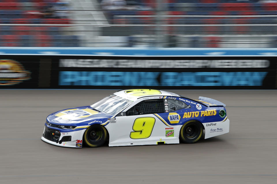 Chase Elliott (9) races through Turn 4 during the NASCAR Cup Series auto race at Phoenix Raceway, Sunday, Nov. 8, 2020, in Avondale, Ariz. (AP Photo/Ralph Freso)