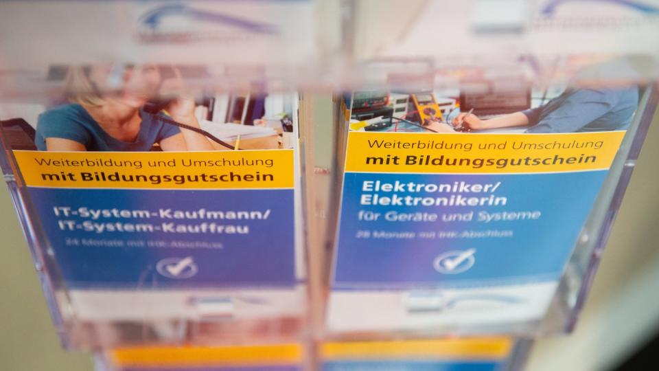 Als IT-Kauffrau oder Elektronikerin beruflich noch mal neu anfangen: Wer bestimmte Voraussetzungen erfüllt, bekommt für eine Umschulung einen Weiterbildungsgutschein. Foto: Andrea Warnecke