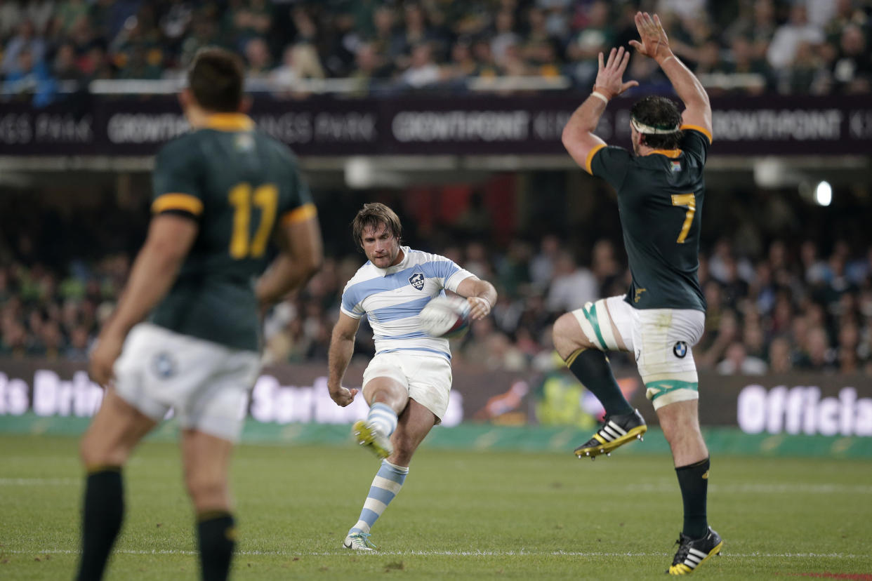 El centro argentino Marcelo Bosch (C) lanza un penal en un test match ante Sudáfrica, el 8 de agosto de 2015, en Durban (AFP/Archivos | GIANLUIGI GUERCIA)