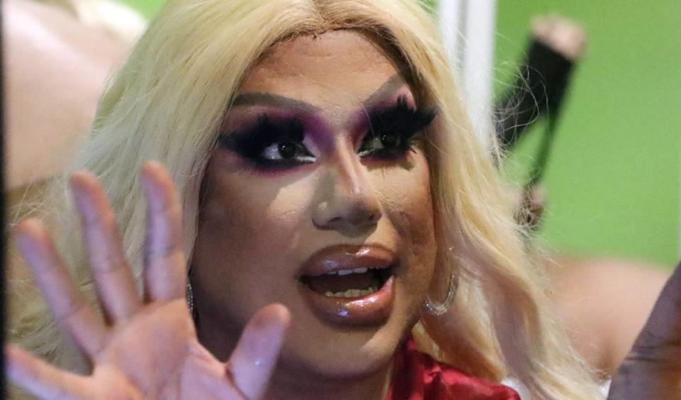 La drag queen Cara Coronado se prepara para su actuación en el club nocturno Splash, en el Tower District, el 10 de agosto de 2023.