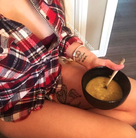 Blogger revela que el secreto de su belleza es un smoothie diario con semen