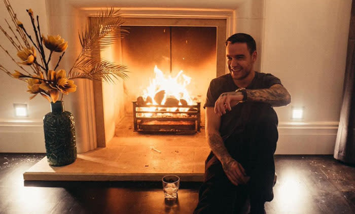 Liam Payne en su casa con la chimenea
