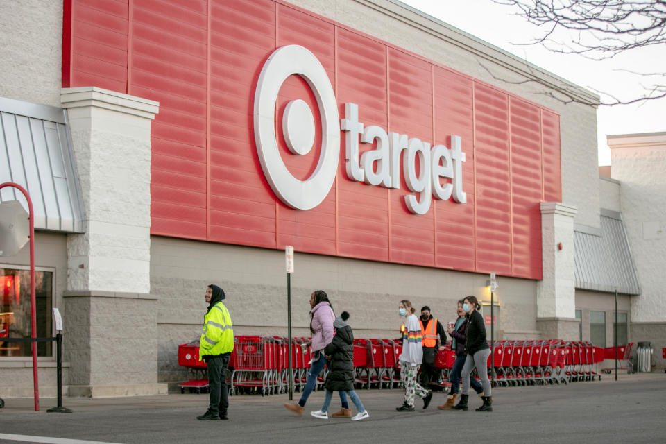 Les acheteurs font la queue devant Target lors des ventes du Black Friday à Chicago, Illinois, États-Unis, le 25 novembre 2022. REUTERS/Jim Vondruska