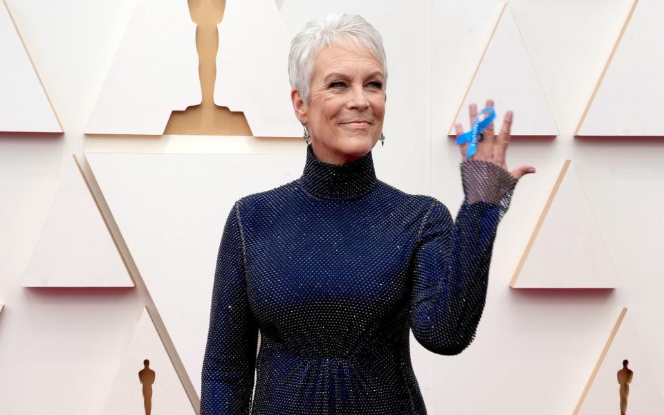 Mit einem blauen Band erinnerte Jamie Lee Curtis an die Opfer des Ukraine-Kriegs. (Bild: 2022 Kevin Mazur/WireImage)