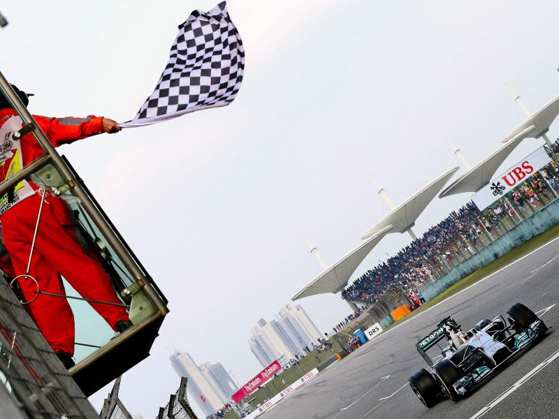 Lewis Hamilton sieht die Zielflagge in Shanghai als Erster. Foto: Srdjan Suki