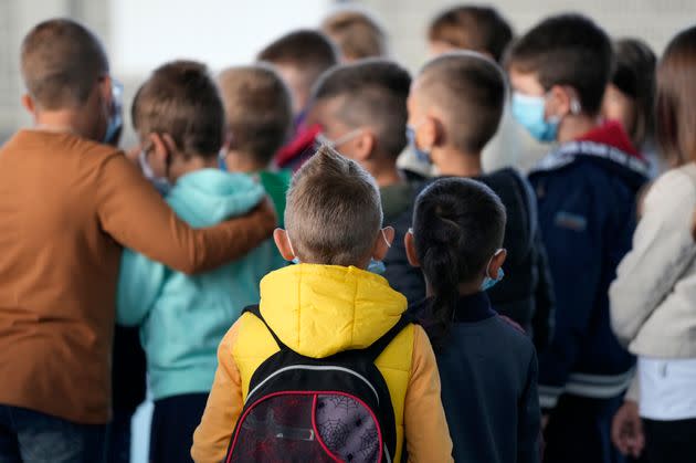 Le port du masque à l'école restera obligatoire dans 22 départements à partir du lundi 18 octobre 2021. (image d'illustration) (Photo: via Associated Press)