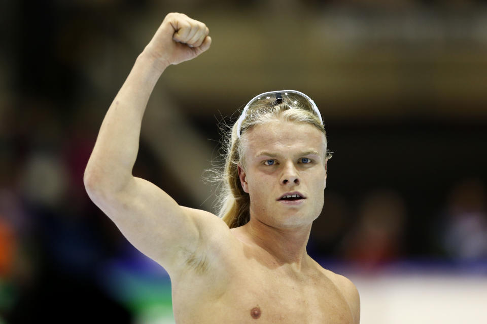 New world champion Netherlands Koen Verweij takes a lap of honor after the men's 10.000-meter race during the World Championship allround speedskating at Thialf skating arena in Heerenveen, northern Netherlands, Sunday, March 23, 2014. (AP Photo/Vincent Jannink)