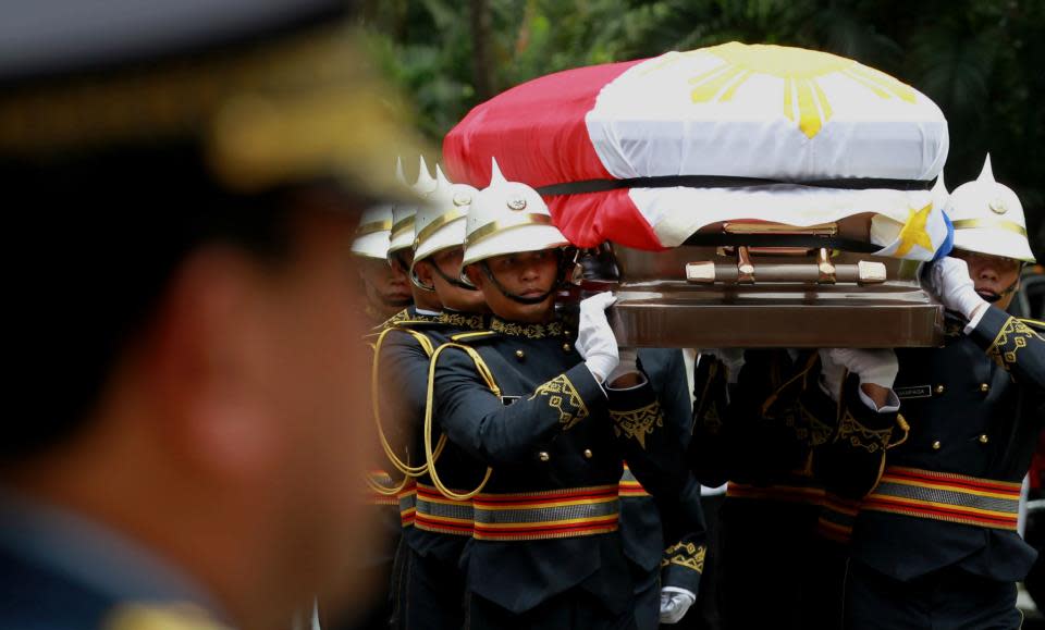 Presidential Security Group (PSG) carries the casket bearing the remains of the late Interior and Local Government Secretary Jesse Robredo to the Kalayaan Hall, Malacanan Palace during the arrival honors on Friday (August 24). His remains will lie in state in Malacanang until Sunday morning (August 26). President Aquino signed Proclamation No. 460, declaring National Days of Mourning starting August 21 to mark the death of the former DILG Chief until his interment. The national flag will be flown at half-mast from sunrise to sunset in all government buildings in the Philippines and in the country’s posts abroad for a period of six days. (Photo by: Jay Morales, Malacanang Photo Bureau).