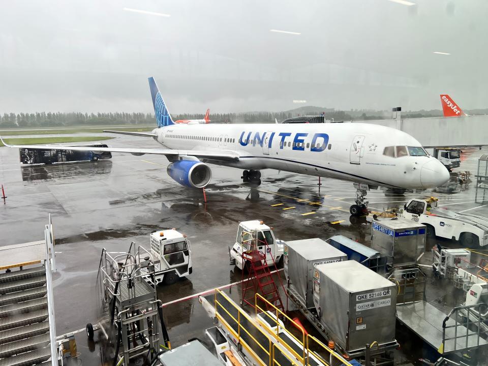 A United Airlines Boeing 757 on a rainy day at Edinburgh Airport, May 2024.