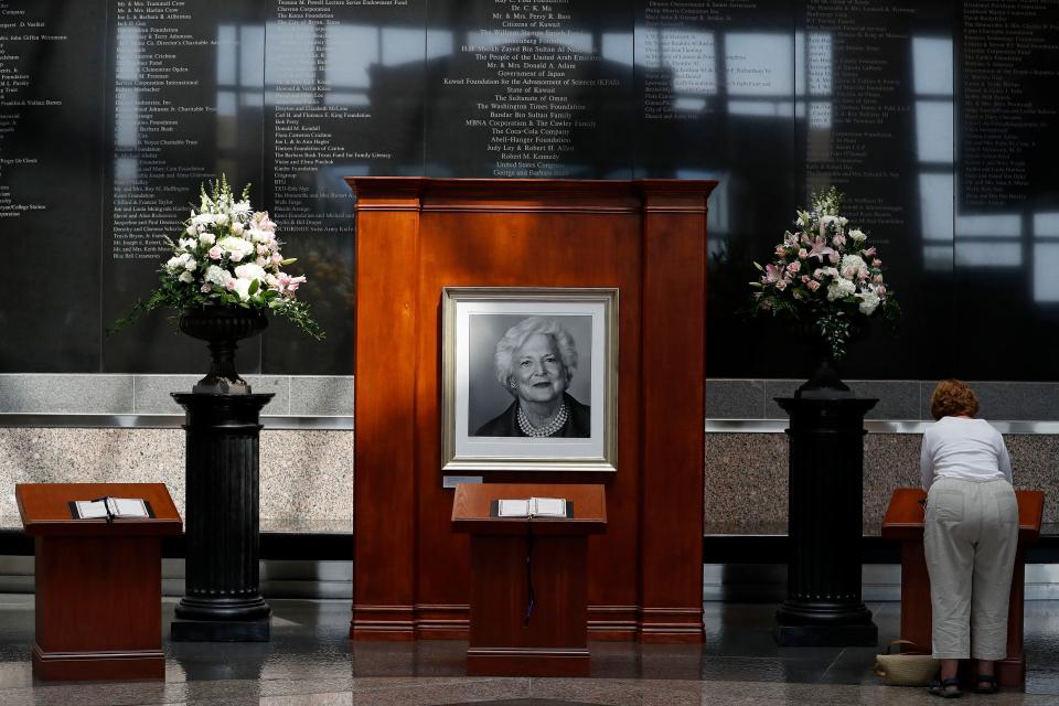 <p>A visitor signs a condolence book for former first lady Barbara Bush at the George Bush Presidential Library and Museum in College Station, Texas, April 18, 2018. (Photo: Aaron M. Sprecher/EPA-EFE/REX/Shutterstock) </p>