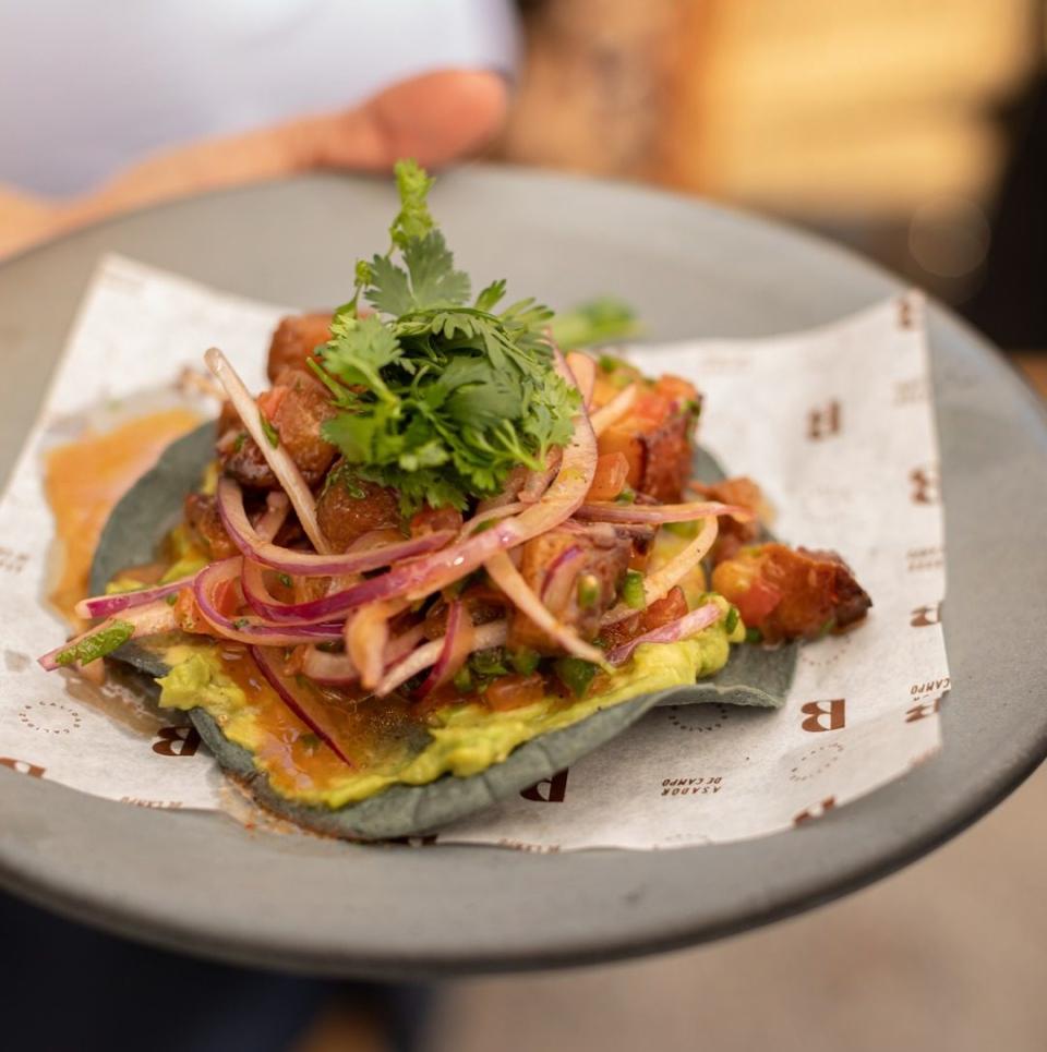 Tostada de camarón de Bárbaro Asador, restaurante insignia en Querétaro