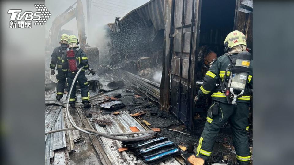 新竹路邊貨櫃起火。（圖／TVBS）