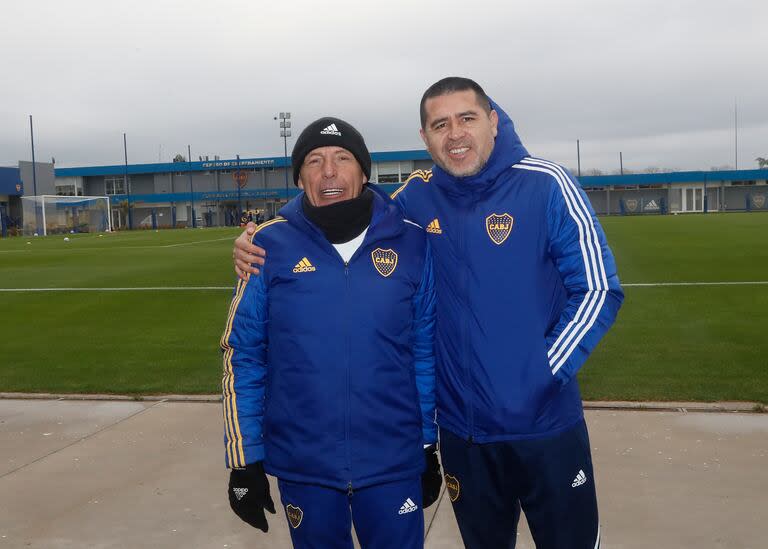 Miguel Angel Russo y Juan Román Riquelme, en el predio que Boca tiene en Ezeiza