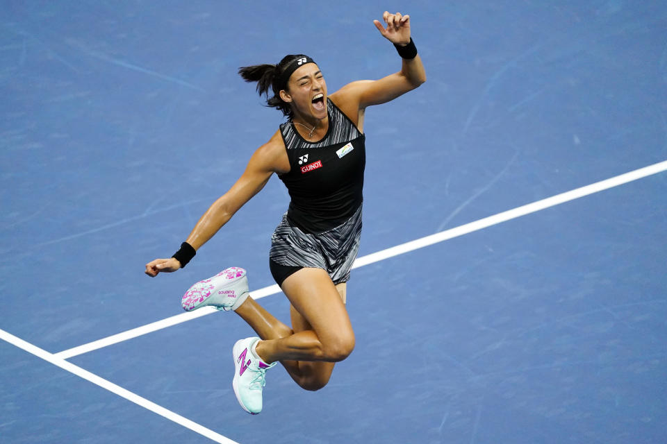 La francesa Caroline Garcia festeja tras derrotar a Coco Gauff en los cuartos de final del Abierto de Estados Unidos, el martes 6 de septiembre de 2022 (AP Foto/Frank Franklin II)