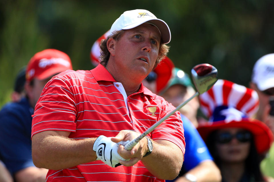 MELBOURNE, AUSTRALIA - NOVEMBER 18: Phil Mickelson of the U.S. Team hits his tee shot on the second hole during the Day Two Four-Ball Matches of the 2011 Presidents Cup at Royal Melbourne Golf Course on November 18, 2011 in Melbourne, Australia. (Photo by Scott Halleran/Getty Images)