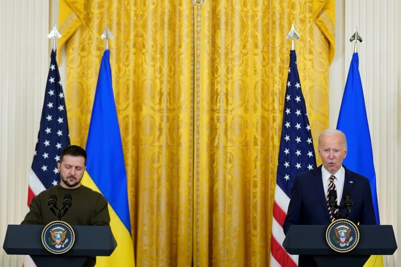 ▲美國總統拜登與烏克蘭總統澤倫斯基，美國時間21日在當地舉行聯合記者會。（圖／美聯社／達志影像）