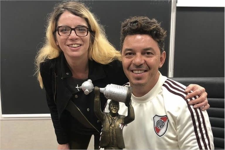 Mercedes Savall junto a Marcelo Gallardo, quien fue inmortalizado con una obra de 8 metros