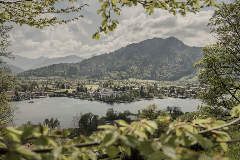 Una pintoresca vista de las propiedades junto al lago en Tegernsee, Alemania, en un valle que ha sido durante mucho tiempo un refugio para los ricos, 9 de mayo de 2022.